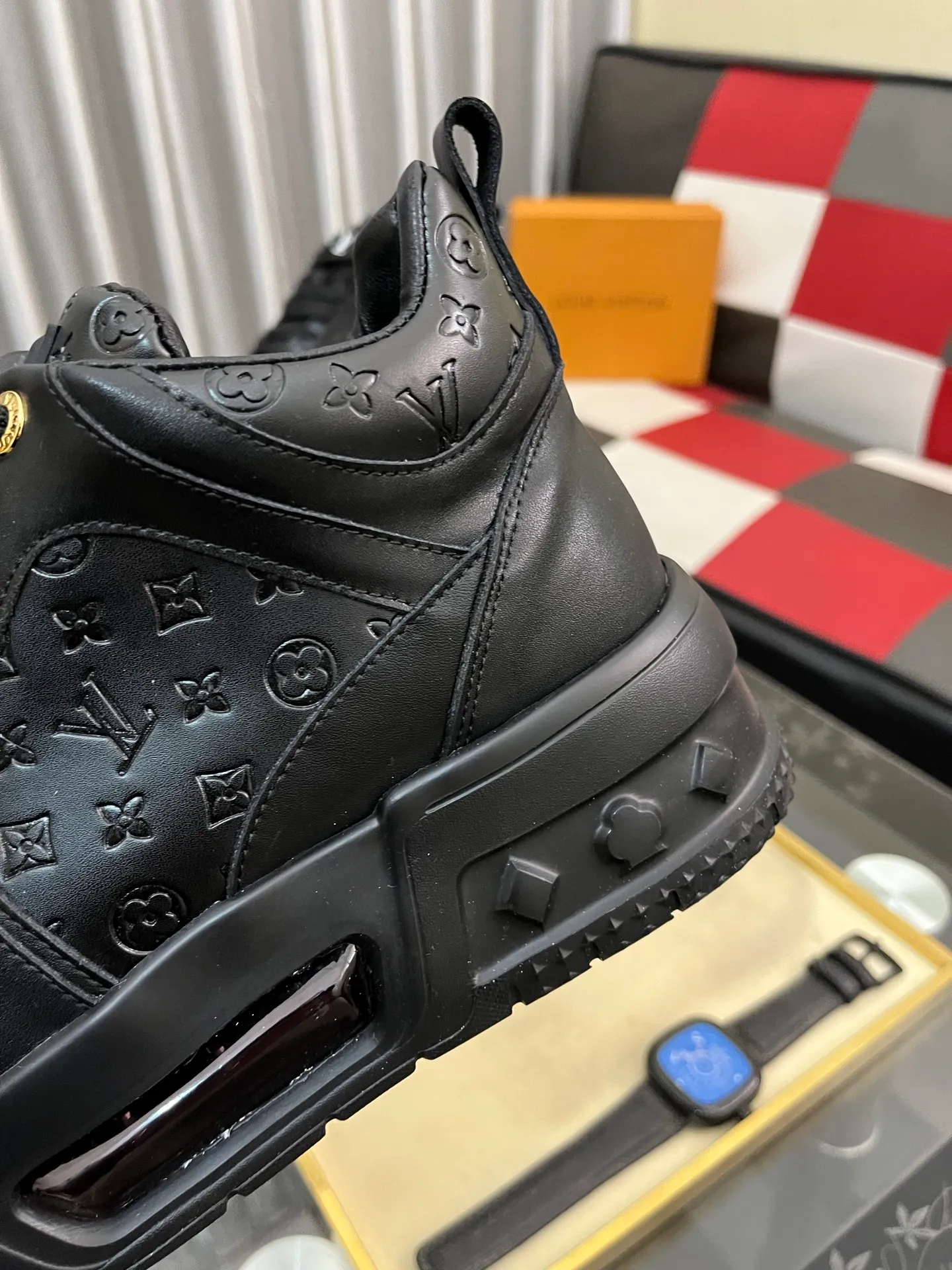 Ex-factory price: 438⌚️⌚️[LOUIS VUITTON] Same style as Louis Vuitton* official website 🚹Men's high-top casual shoes❤️Same style as popular celebrities and big names ~ Best-selling at home and abroad Lv focuses on the checkerboard series...Imported first-layer cowhide with special fabrics➕Full sheepskin lining➕Brand-specific hollow outsole, code number: 38-44